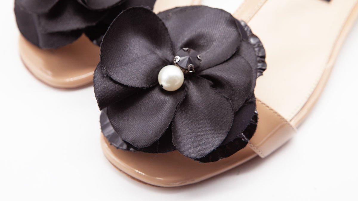 Figini - Sandalo minimal in vernice con fiore in raso Nude - Figini Milano